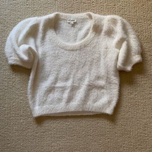 Cropped soft whit sweater.